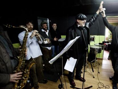Un momento de los ensayos del grupo, en un local de Conxo, para el concierto del s&aacute;bado en Ourense.