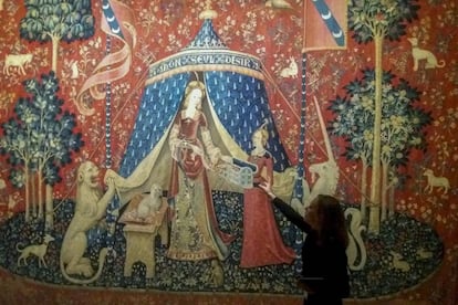 Una mujer, ante el tapiz principal de La Dama del unicornio, en el Museo de Cluny, en París.