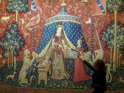 Una mujer, ante el tapiz principal de La Dama del unicornio, en el Museo de Cluny, en París.