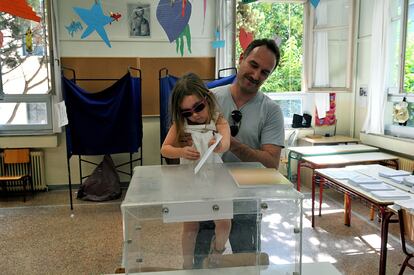 La líder del Partido Socialista Panhelénico (PASOK), Fofi Gennimata, ha apostado por las alianzas para garantizar la estabilidad del Gobierno que surja de las elecciones generales celebradas en Grecia. En la imagen, una padre junto a su hija vota en Thessaloniki (Grecia).