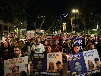 Protesta tras el anuncio del ejército de Israel de que había matado "por error" a tres rehenes israelíes retenidos en Gaza por Hamás, en Tel Aviv (Israel), el viernes.