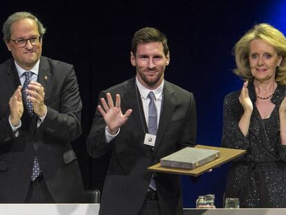 Messi recogiendo la Creu de Sant Jordi.