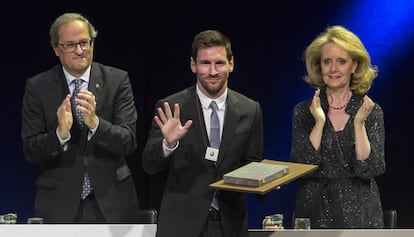 Messi recogiendo la Creu de Sant Jordi.