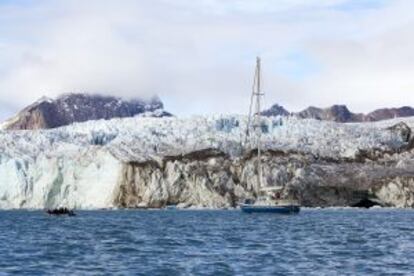 Un velero frente al glaciar Lilliehøøk, en el archipiélago de Svalbard (Noruega).