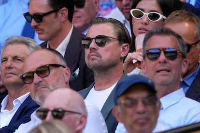 El actor estadounidense Leonardo DiCaprio observa la semifinal entre Fritz y Alcaraz.