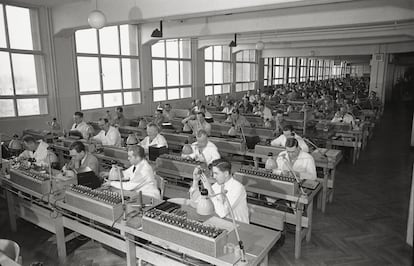 Vista de una sala de producción en la fábrica de Leica, en los años cincuenta, en una imagen cedida por la organización.