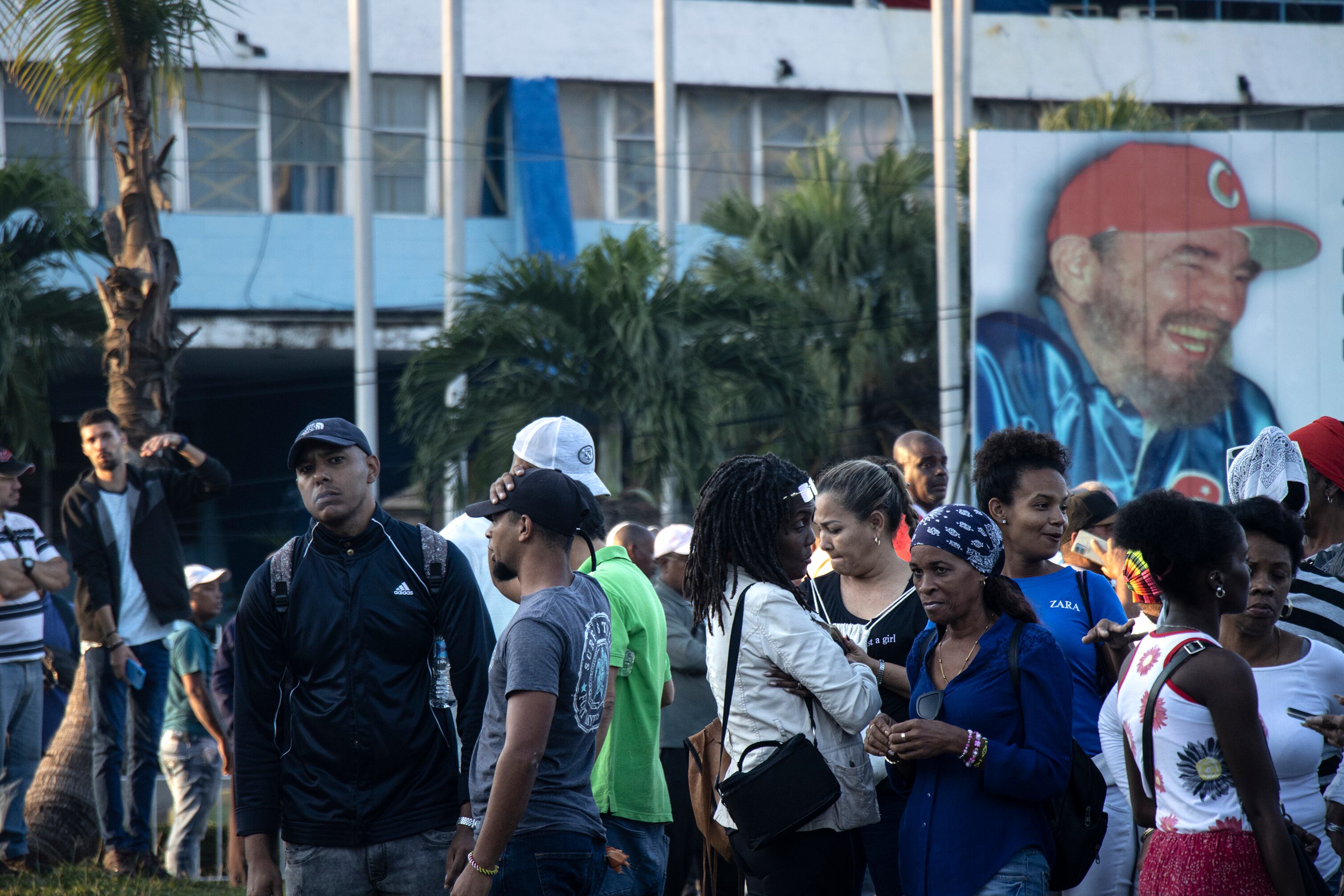 Habitantes de La Habana esperan la caravana transporta las urnas.