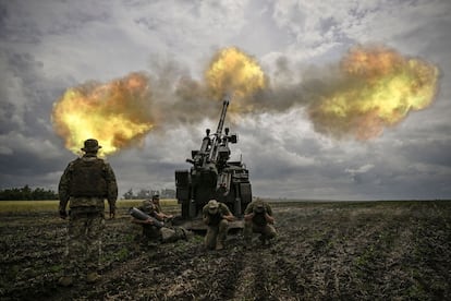 Militares ucranios disparan con un cañón autopropulsado de fabricación francesa contra posiciones rusas en una línea de frente en la región oriental de Donbas, donde se libran los combates más encarnizados desde que comenzó la guerra, el pasado 24 de febrero. El Ejército ruso se prepara para dar la estocada final a la ciudad de Severodonetsk, en la provincia de Lugansk, donde todavía resisten las últimas unidades ucranias y a donde ha desplazado gran parte de su poder de fuego. Antes de ello, Moscú ha anunciado que abrirá este miércoles un corredor humanitario para la evacuación de los civiles atrincherados en la planta química de la empresa Azot, último enclave de la resistencia ucrania.
