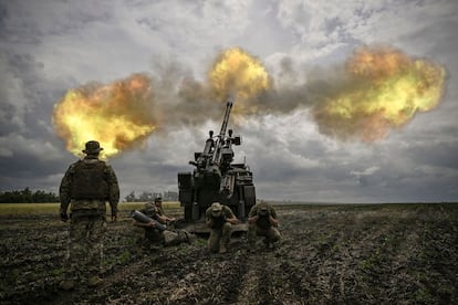 Militares ucranios disparan con un cañón autopropulsado de fabricación francesa contra posiciones rusas en una línea de frente en la región oriental de Donbas, donde se libran los combates más encarnizados desde que comenzó la guerra, el pasado 24 de febrero.  El Ejército ruso se prepara para dar la estocada final a la ciudad de Severodonetsk, en la provincia de Lugansk, donde todavía resisten las últimas unidades ucranias y a donde ha desplazado gran parte de su poder de fuego. Antes de ello, Moscú ha anunciado que abrirá este miércoles un corredor humanitario para la evacuación de los civiles atrincherados en la planta química de la empresa Azot, último enclave de la resistencia ucrania.