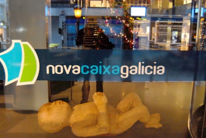 El nombre y el logotipo de la nueva caja en la antigua sede central de Caixa Galicia, en A Coruña.