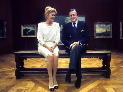 Carmen Cervera y su marido, Hans Heinrich von Thyssen-Bornemisza, en una de las salas de su pinacoteca particular en Villa Favorita, en Suiza, el 15 de mayo de 1986.