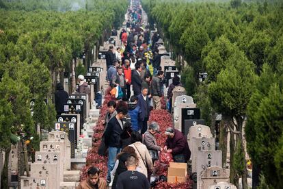 TOPSHOT - People visit and tend to graves during the annual "Qingming" festival, or Tomb Sweeping Day, at a public cemetery in Shanghai on April 4, 2016.
During Qingming, Chinese traditionally tend the graves of their departed loved ones and often burn paper offerings to honour them and keep them comfortable in the afterlife. / AFP PHOTO / JOHANNES EISELE