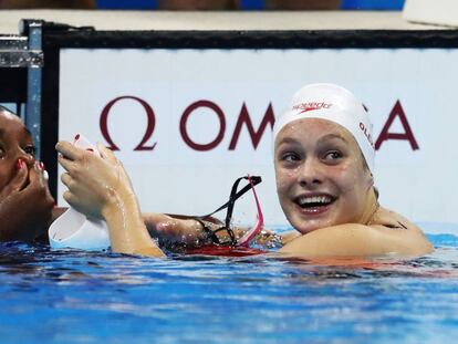 Oleksiak y Manuel celebran su oro en los 100 libres. 