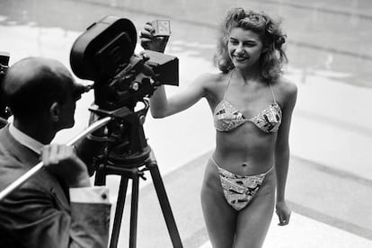 Solo la bailarina de 'streaptease' Micheline Bernardini accedió a desfilar con el bikini de Louis Réard en 1946, un traje de dos piezas tan pequeño que cabía en la cajita que sostiene.