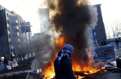 Los manifestantes, algunos de ellos encapuchados, han bloqueado varias calles con contenedores de basura y neumáticos ardiendo en el centro de la capital financiera y banquera alemana.