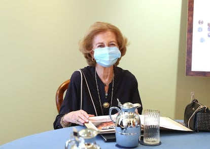 Doña Sofía, en una reunión de trabajo del comité ejecutivo de la Fundación Reina Sofía, en La Zarzuela el pasado 16 de julio.
