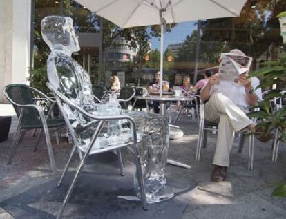 Una de las 20 figuras de hielo expuestas en Madrid para recordar los riesgos del sol.