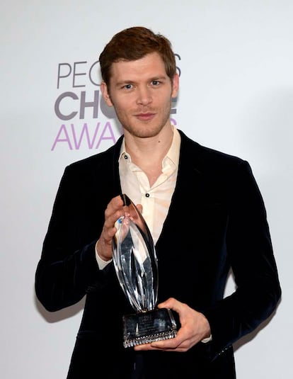 Joseph Morgan posaba con su premio a Mejor actor de una serie nueva por su papel en The Originals.