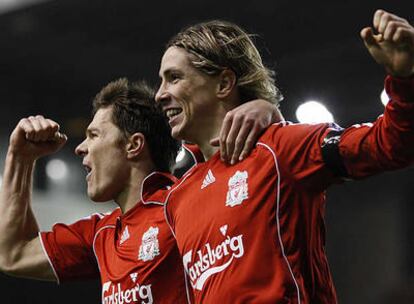 Fernando Torres festeja un gol junto a Xabi Alonso