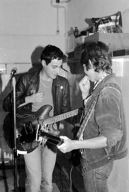 Dos primos en acción: Antonio Vega (izquierda) y Nacho García Vega, ensayando en Madrid en 1977.