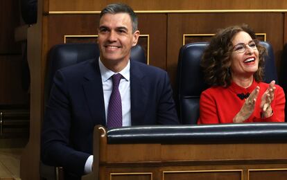 El presidente del Gobierno, Pedro Sánchez, y la vicepresidenta primera y ministra de Hacienda, María Jesús Montero, en el Congreso.