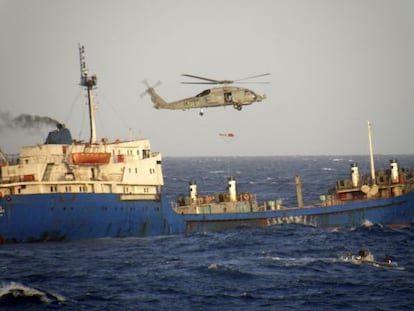 Un helic&oacute;ptero de una fragata espa&ntilde;ola interviene para evitar el secuestro de un buque coreano, en la costa de Somalia en 2010.