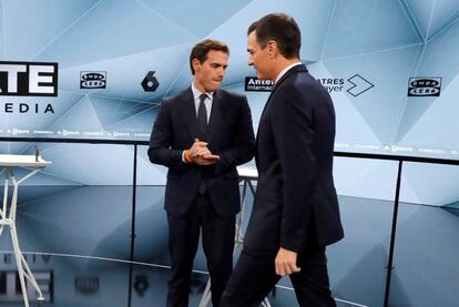 Pedro Sánchez y Albert Rivera, antes del inicio del segundo debate.