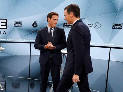 Pedro Sánchez y Albert Rivera, antes del inicio del segundo debate.