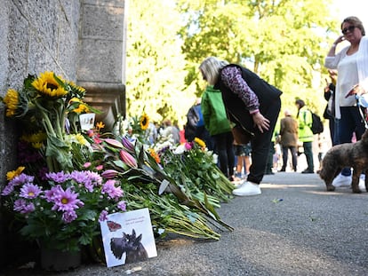 Vecinos de Balmoral dejan flores en recuerdo de Isabel II frente a la entrada del castillo de Balmoral, este sábado.