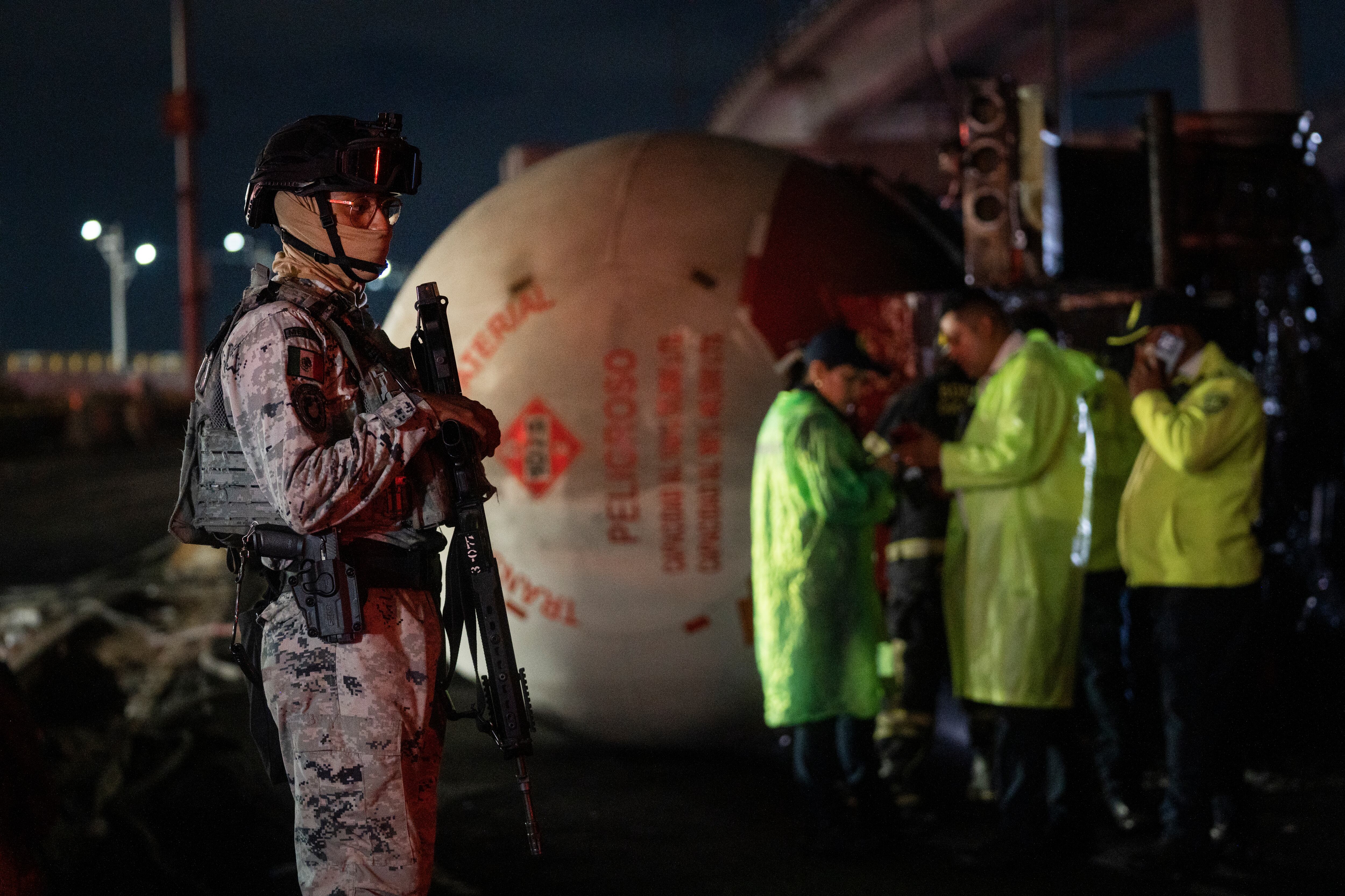 Autoridades resguardan la pipa de gas volcada en Iztapalapa.