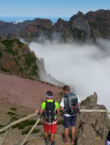 Dos excursionistas en el mirador del Pico Arieiro, el tercero más alto de la isla.