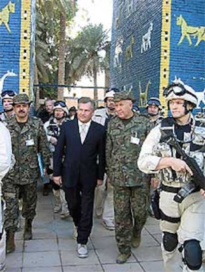 El presidente polaco, Kwasniewski, durante su visita a las tropas en Irak.