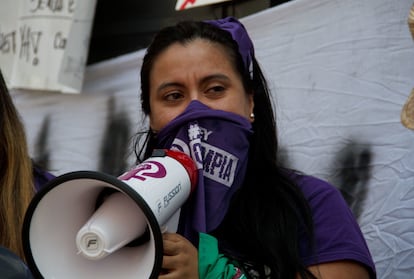 El pasado mes de noviembre el Senado de México aprobó la Ley Olimpia para tipificar varios delitos relacionados de acoso digital, en particular en lo referido a la difusión de contenido íntimo y sexual.