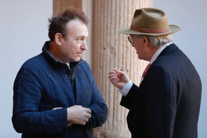 Miquel Barceló conversa con uno de los músicos de la performance.