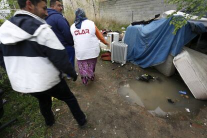 Debido a las lluvias de los últimos días, la familia tiene que diblar los charcos y el barro que toman el solar. Además, los miembros de esta comunidad aseguran que por las noches pasan frío.