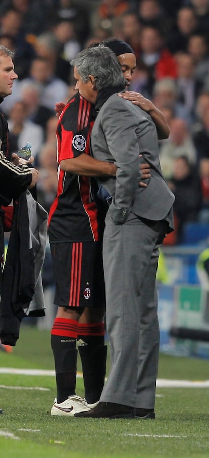 Mourinho se abraza con Ronaldinho, en el Bernabéu, ya como entrenador del Madrid.