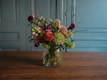 La diseñadora floral Sally Hambleton ha creado el Club de Flores SH con el que, a través de un servicio de suscripción, ofrece la posibilidad de recibir ramos frescos en cualquier punto de la Península con una periodicidad regular.
Para asegurar la calidad del servicio, el cupo del club se cerrará al llegar a los 25 inscritos, y se habilitará una lista de espera. La periodicidad para recibir las flores puede semanal, quincenal o mensual. Se permite, además, seleccionar la cantidad de ramos en cada envío y los tamaños de los mismos: pequeño (75 euros), mediano (95 euros) o grande (125 euros). El club se compromete a que al menos el 50% de las flores que se utilicen hayan sido cultivadas en España, para ayudar al sector de la floricultura, y el otro 50% de Europa.  