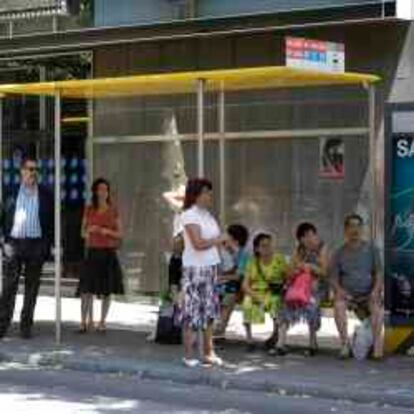 La huelga de autobuses de Barcelona coge desprevenidos a algunos pasajeros.