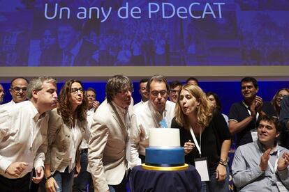 Dirigentes del PDeCAT soplan la vela en el aniversario de la formaci&oacute;n heredera de Converg&egrave;ncia.