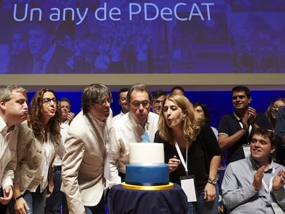 Dirigentes del PDeCAT soplan la vela en el aniversario de la formaci&oacute;n heredera de Converg&egrave;ncia.