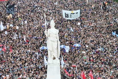 Una multitud de manifestantes vistos detrás de la estatua de la Libertad, que corona el monumento al centro de la Plaza de Mayo, este 23 de abril en Buenos Aires.