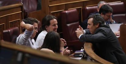 Montero, Errejón e Iglesias hablan con Hernando.