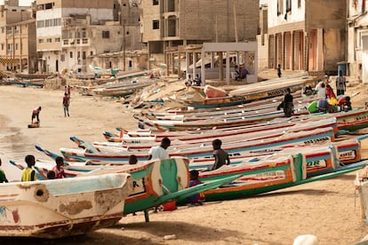 Niños entre cayucos en una playa de Dakar, en una imagen de archivo.