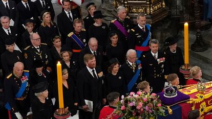 En segunda fila, el rey Felipe, la reina Letizia, el rey Juan Carlos y la reina Sofía asistían al funeral de Isabel II en la abadía de Westminster. Era la primera vez en más de dos años que coincidían en un acto público. 