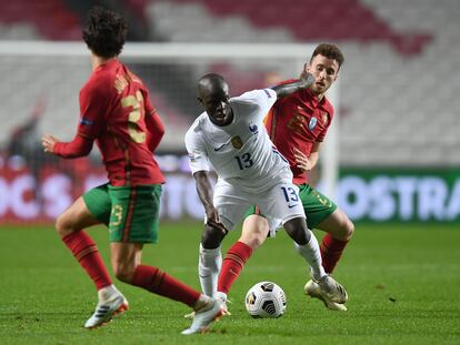 Kanté, autor del gol de Francia, regatea a Diego Jota.