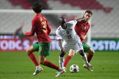 Kanté, autor del gol de Francia, regatea a Diego Jota.