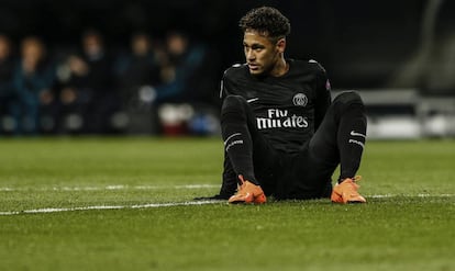 Neymar, en un momento del partido del PSG contra el Real Madrid en el Bernab&eacute;u.