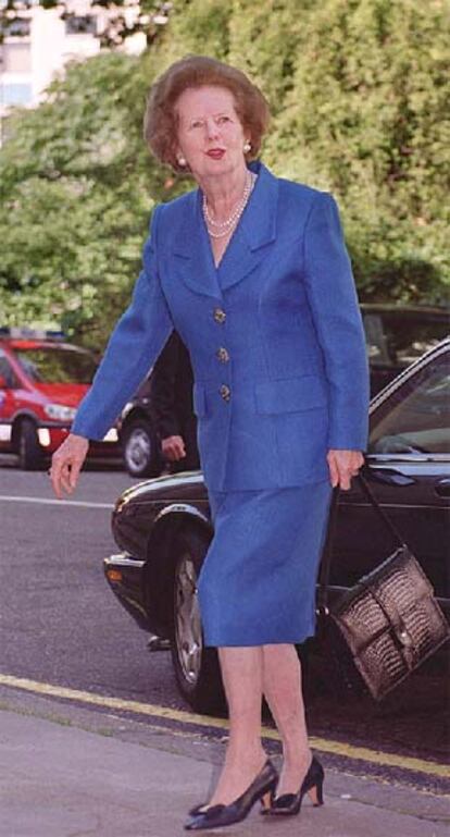 Margaret Thatcher, a las puertas de su oficina en londres esta mañana