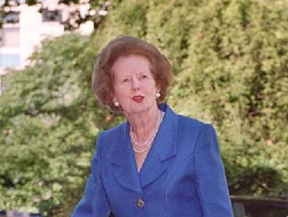 Margaret Thatcher, a las puertas de su oficina en londres esta mañana