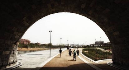 Un grupo de personas circula en bici por Madrid Río. 
 